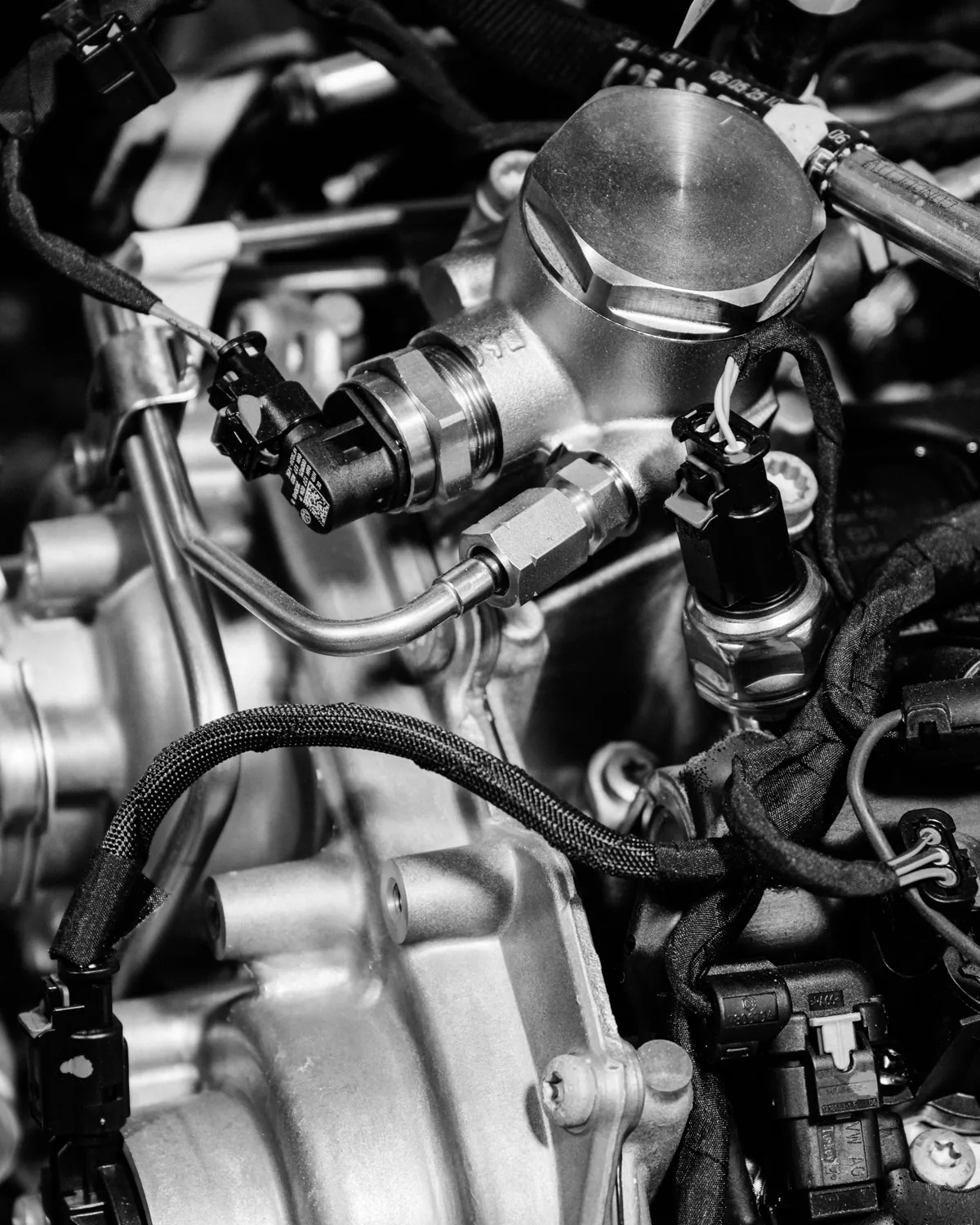 Detail nového motora z výroby s palivovou lištou, vstrekovačom a káblovým zväzkom