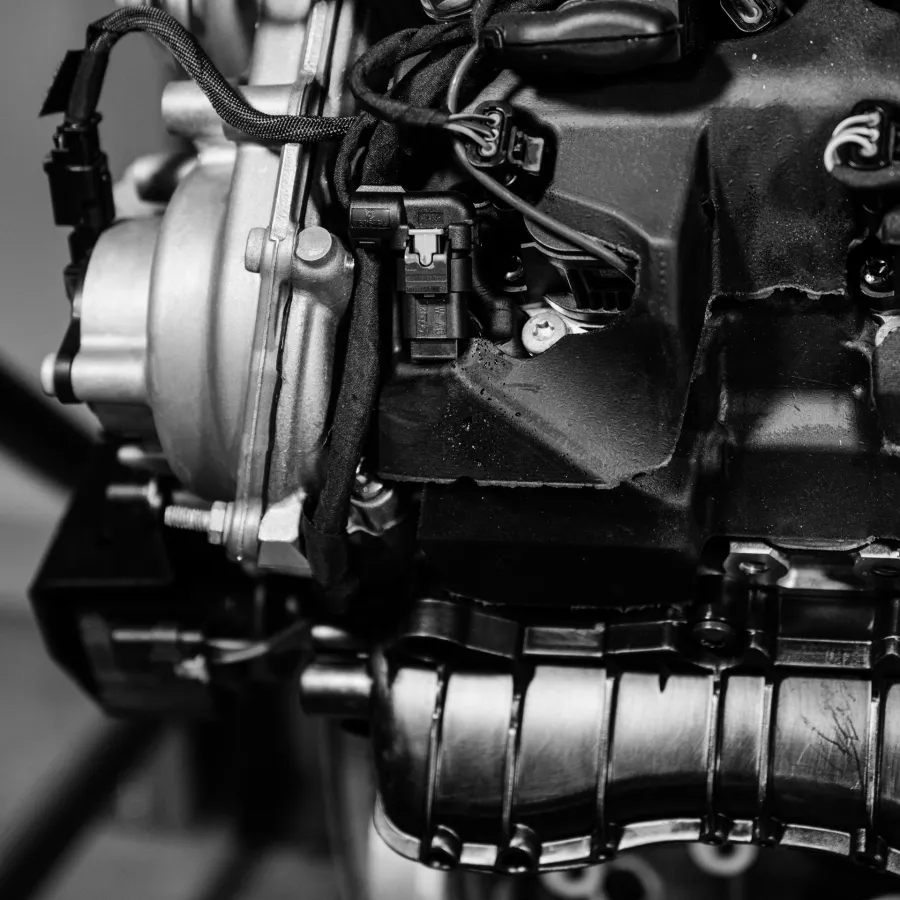 Detail čiernych vnútorných komponentov nového motora z výroby